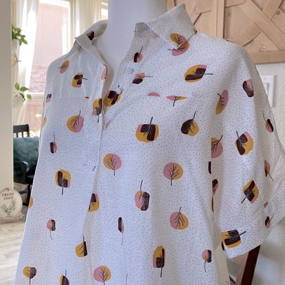 NWOT Hailey & Co Short Sleeve Collar Button Down Polka Dot Leaves/Trees Button S - Picture 2 of 12